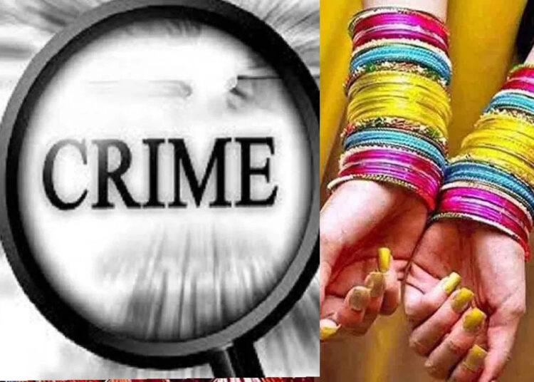 फॅशनेबल बांगड्या घातल्या म्हणून महिलेला बेदम चोपलं