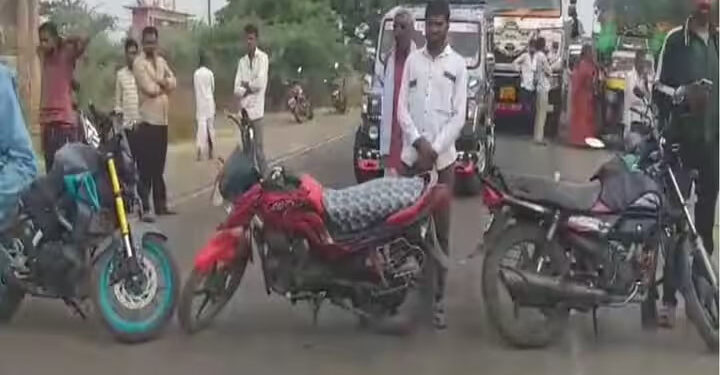 परभणीत बॅनर फाडला, गावकऱ्यांकडून रास्ता रोको; पोलिसांचा बंदोबस्त तैनात