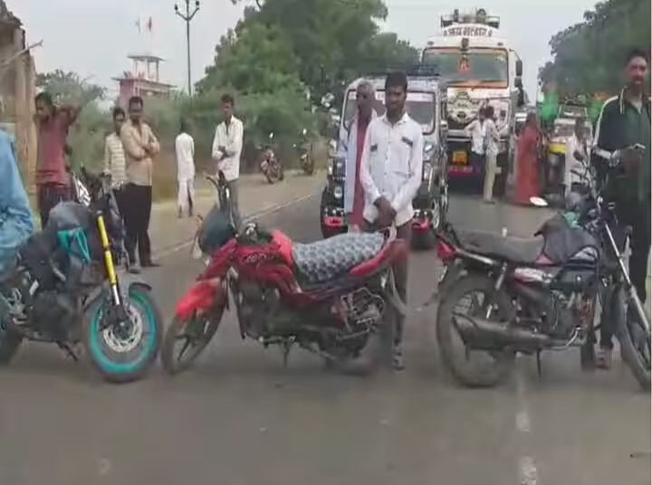 परभणीत बॅनर फाडला, गावकऱ्यांकडून रास्ता रोको; पोलिसांचा बंदोबस्त तैनात