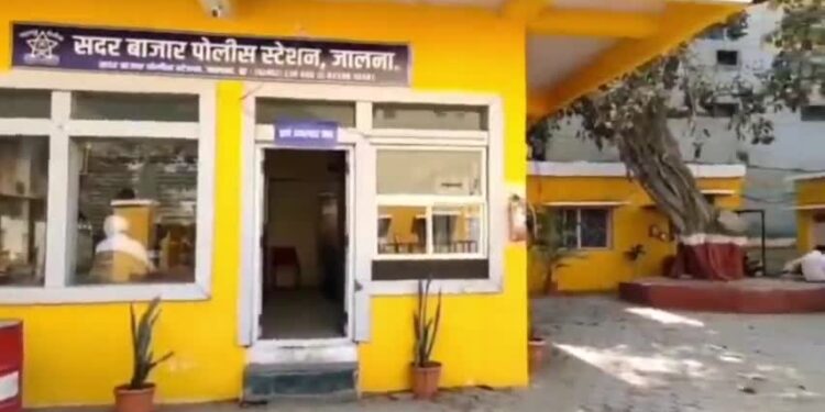 लग्नासाठी आलेल्या साखरखेडा येथील जोडप्याचे कारमधून दागीने लंपास
