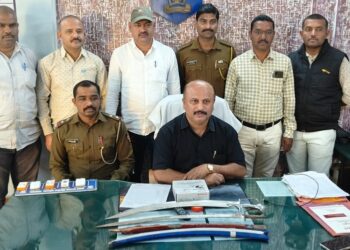अवैधरित्या बाळगलेल्या दोन तलवारी सदर बाजार डी बी पथकाने केल्या जप्त