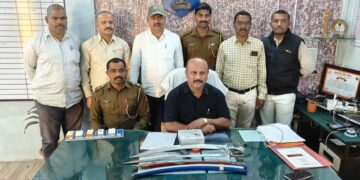 अवैधरित्या बाळगलेल्या दोन तलवारी सदर बाजार डी बी पथकाने केल्या जप्त