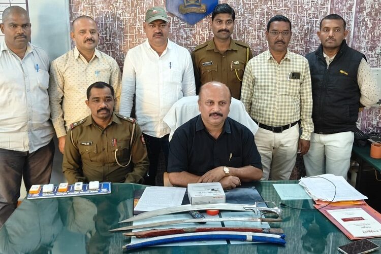 अवैधरित्या बाळगलेल्या दोन तलवारी सदर बाजार डी बी पथकाने केल्या जप्त