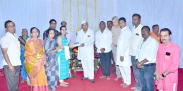 विलासराव नाईक यांच्या प्रथम स्मृतिदिनानिमित्त ब्राह्मण सभेस अकरा लाख रुपचाया धनादेश सुपूर्द