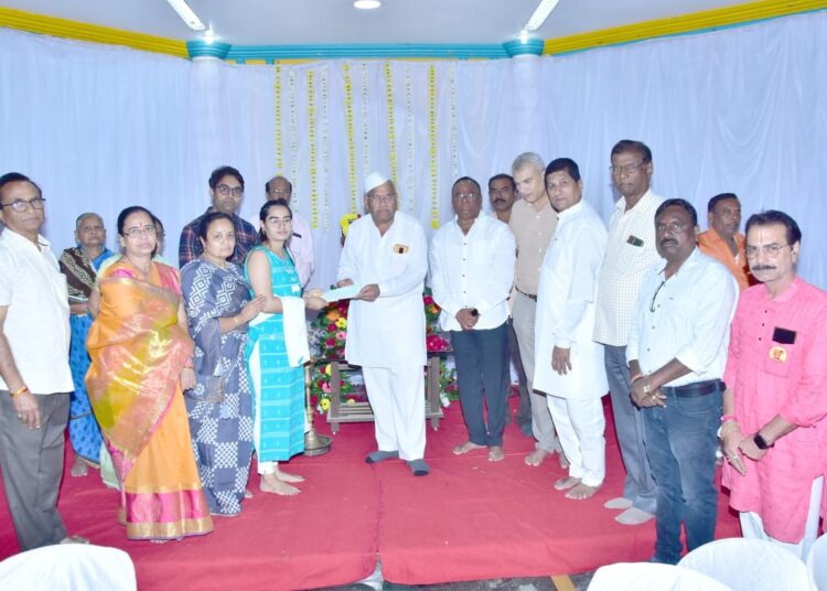 विलासराव नाईक यांच्या प्रथम स्मृतिदिनानिमित्त ब्राह्मण सभेस अकरा लाख रुपचाया धनादेश सुपूर्द