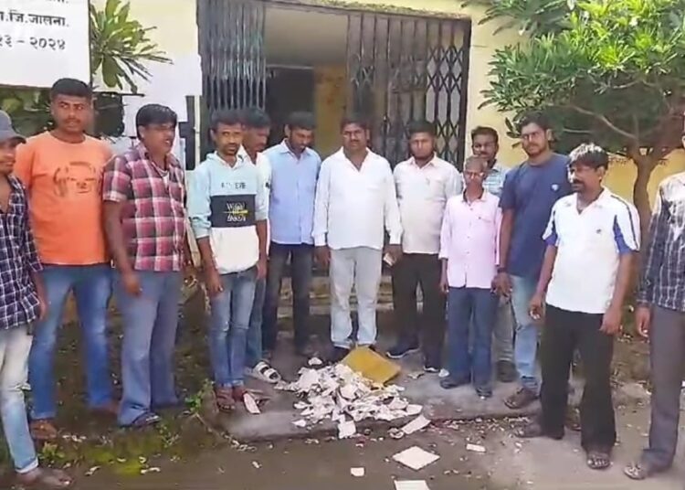 गोलापांगरी येथील ग्रामपंचायतीचा कागदपत्राचा रेकॉर्ड फाडून फेकला तर काही रेकॉर्ड जाळून टाकल्याचे उघड