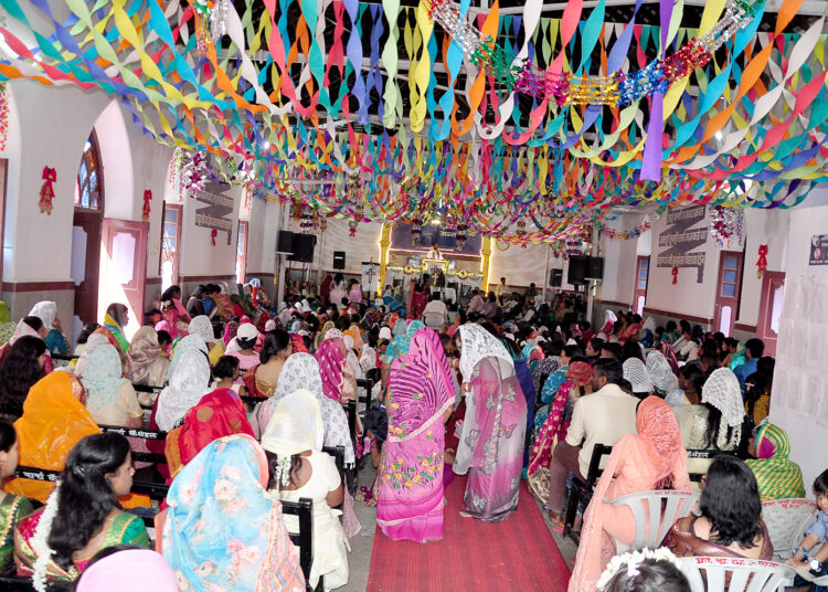 मिशन हॉस्पीटल येथील क्राईस्ट चर्च ऑफ कॅथ्रेडल चर्च सह जिल्ह्यातील विविध चर्च मध्ये ख्रिसमस उत्साहात साजरा