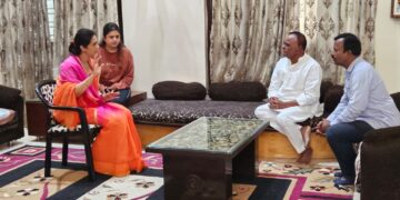 जिल्हाप्रमुख भास्करराव अंबेकर यांनी शर्मा कुटुंबीयांची भेट घेऊन दिला धीर