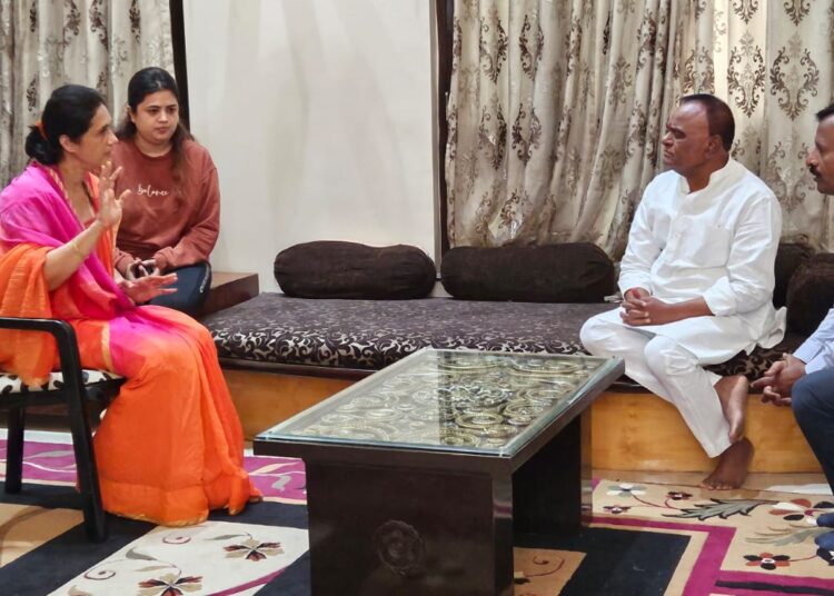 जिल्हाप्रमुख भास्करराव अंबेकर यांनी शर्मा कुटुंबीयांची भेट घेऊन दिला धीर