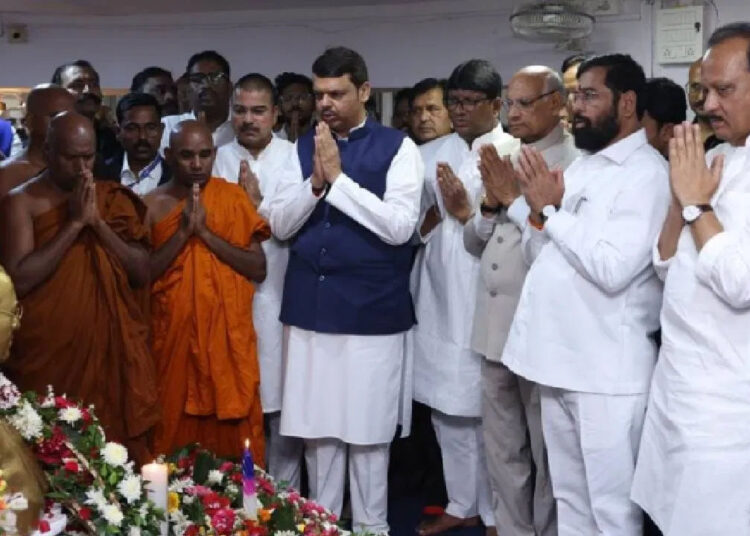 बाबासाहेब आंबेडकरांचा 67 वा महापरिनिर्वाण दिन; चैत्यभूमीवर भीमसागर उसळला