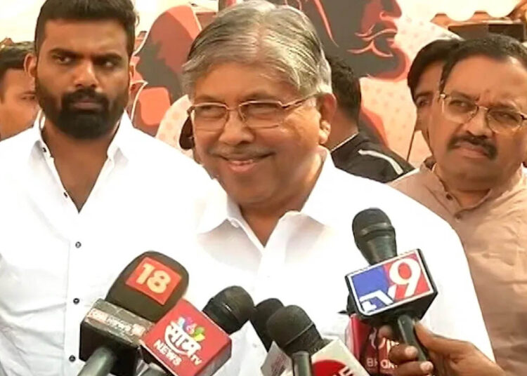 स्पर्धा परीक्षेची तयारी करणारा तरुण चंद्रकांत पाटील यांच्या पत्रकार परिषदेत घुसला