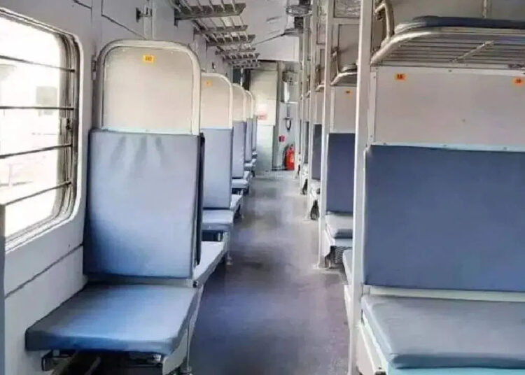 विंडो सीटवर बसलेल्या तरुणाचा जागीच मृत्यू