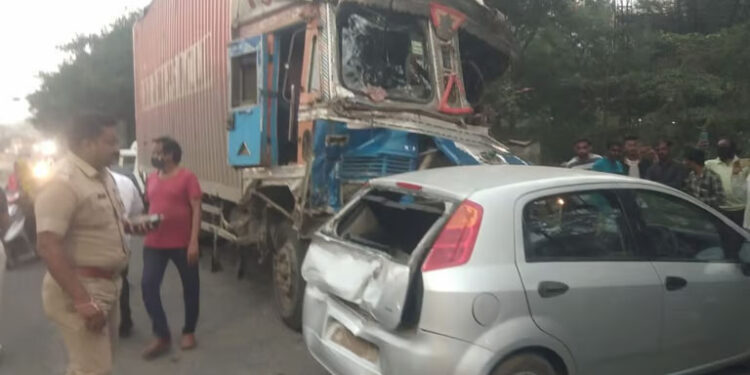 ट्रकने कारला दीड किलोमीटर नेले फरपटत