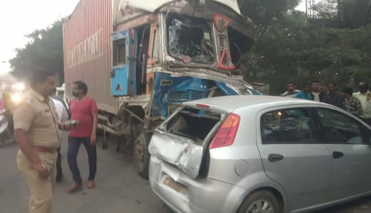 ट्रकने कारला दीड किलोमीटर नेले फरपटत