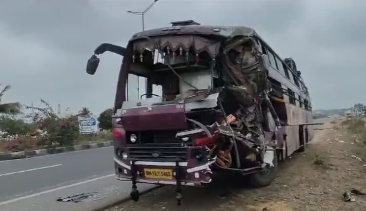 नेपाळमधील पर्यटकांच्या बसचा भीषण अपघात, ४३ प्रवासी जखमी