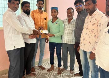 शहागड येथिल अपघातग्रस्त शेख कुटुंबाला सतीश घाटगे यांची मदत