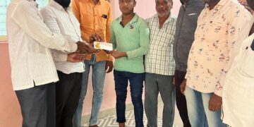 शहागड येथिल अपघातग्रस्त शेख कुटुंबाला सतीश घाटगे यांची मदत