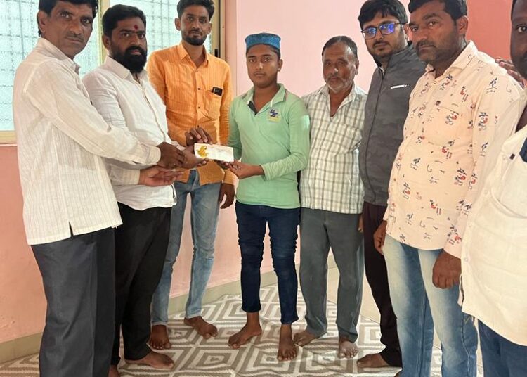 शहागड येथिल अपघातग्रस्त शेख कुटुंबाला सतीश घाटगे यांची मदत