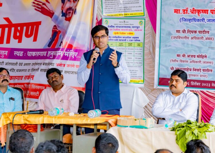 अर्थिक स्थैर्याकरीता शेतकऱ्यांनी रेशीम शेती अवश्य करावी – जिल्हाधिकारी डॉ. श्रीकृष्ण पांचाळ