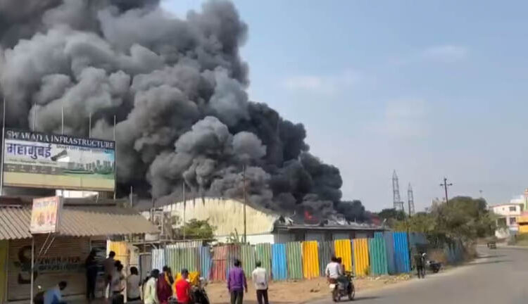 उरणमध्ये गोडाऊनला भीषण आग