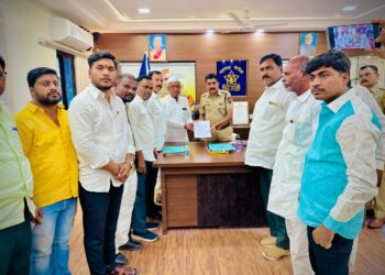 खोटे गुन्हे मागे घ्या, कुंभारीच्या ग्रामस्थांची तक्रार; एसपींची भेट : सामाजिक सलोखा ठेवण्याचे विजयकुमार देशमुखांचे आवाहन कुंभारी :- दक्षिण सोलापूर तालुक्यातील कुंभारी येथे दोन