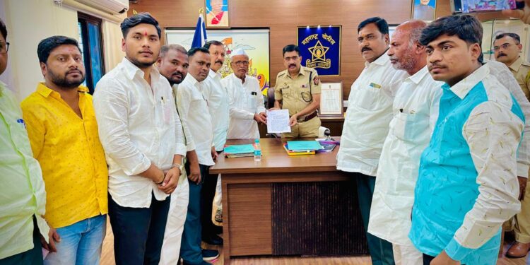 खोटे गुन्हे मागे घ्या, कुंभारीच्या ग्रामस्थांची तक्रार; एसपींची भेट : सामाजिक सलोखा ठेवण्याचे विजयकुमार देशमुखांचे आवाहन कुंभारी :- दक्षिण सोलापूर तालुक्यातील कुंभारी येथे दोन