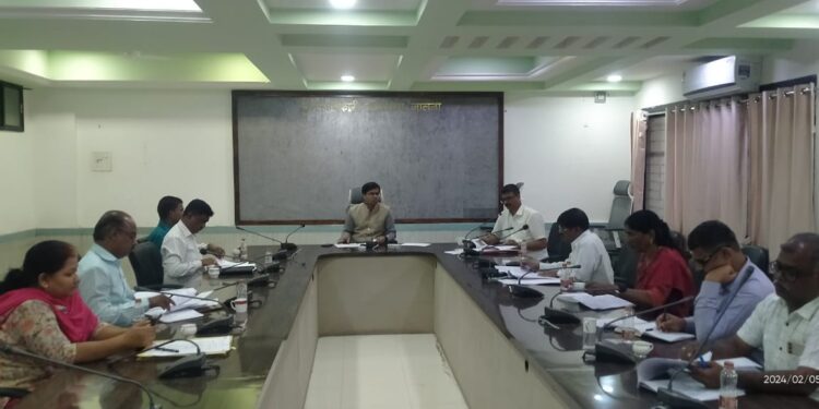 दिव्यांग मतदारांसाठी मतदान केंद्रांवर आवश्यक सुविधा उपलब्ध कराव्यात – जिल्हाधिकारी डॉ. श्रीकृष्ण पांचाळ