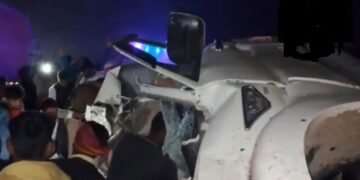 टायर फुटल्याने वेगवान कारची ट्रकला धडक; २ महिला ठार, ४ जखमी