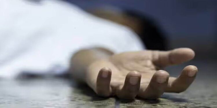 खुर्ची तुटली म्हणून मुख्यध्यापकांचा प्रवेशपत्र देण्यास नकार, दहावीच्या विद्यार्थ्याने संपवलं जीवन