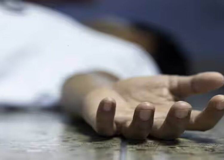 खुर्ची तुटली म्हणून मुख्यध्यापकांचा प्रवेशपत्र देण्यास नकार, दहावीच्या विद्यार्थ्याने संपवलं जीवन