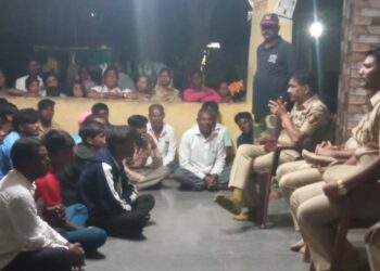 कायदा हातात घेऊ नका; शांतता पाळा पोलीस अधीक्षक शिरीष सरदेशपांडे : कुंभारीत शांतता कमिटीची बैठक