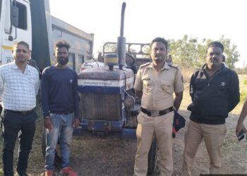 अवैध वाळुची वाहतुक करणार्‍यावर पोलीसांची कारवाई; एक हायवा आणि एक ट्रॅक्टर पोलीसांनी केलं जप्त