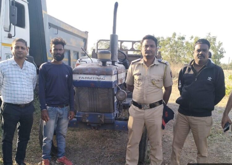 अवैध वाळुची वाहतुक करणार्यावर पोलीसांची कारवाई; एक हायवा आणि एक ट्रॅक्टर पोलीसांनी केलं जप्त