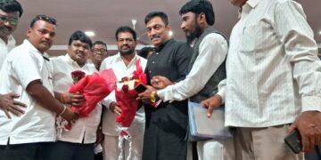 काँग्रेसच्या राज्यस्तरीय आढावा बैठकीत दिनकर घेवंदे यांनी अहवाल केला सादर