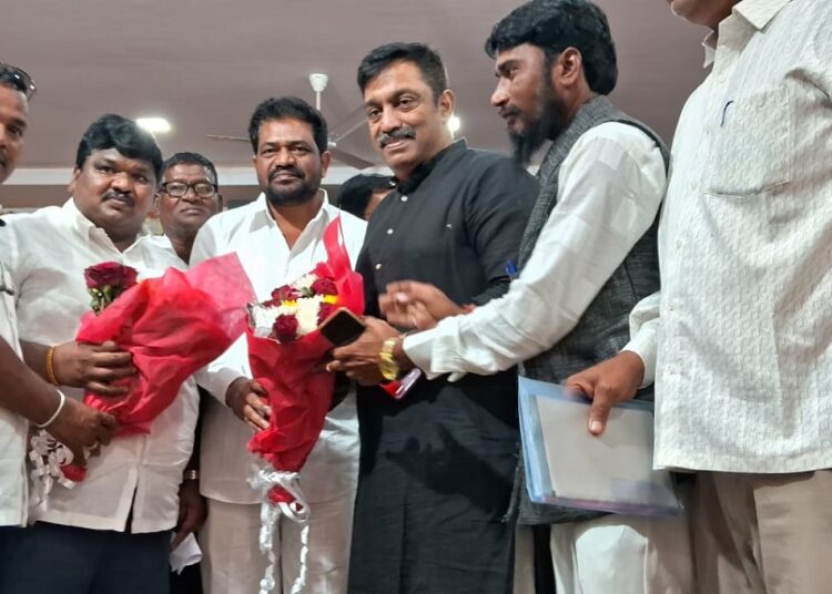 काँग्रेसच्या राज्यस्तरीय आढावा बैठकीत दिनकर घेवंदे यांनी अहवाल केला सादर