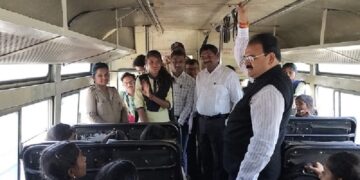 बस मधून प्रवास करीत विभागीय आयुक्त मधुकरराजे आर्दड यांनी मानव विकास मिशनच्या बसमध्ये विद्यार्थीनींशी साधला संवाद