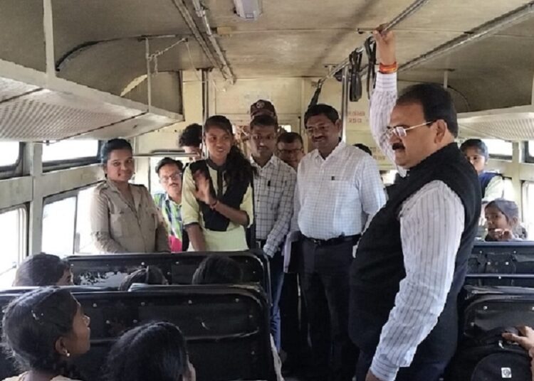 बस मधून प्रवास करीत विभागीय आयुक्त मधुकरराजे आर्दड यांनी मानव विकास मिशनच्या बसमध्ये विद्यार्थीनींशी साधला संवाद