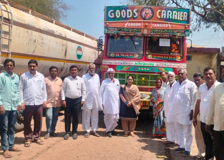 पाणीटंचाईग्रस्त कुंभारी गावाला पिण्याच्या पाण्याचे तीन टँकर मंजूर ग्रामपंचायत पदाधिकाऱ्यांच्या प्रयत्नाला यश