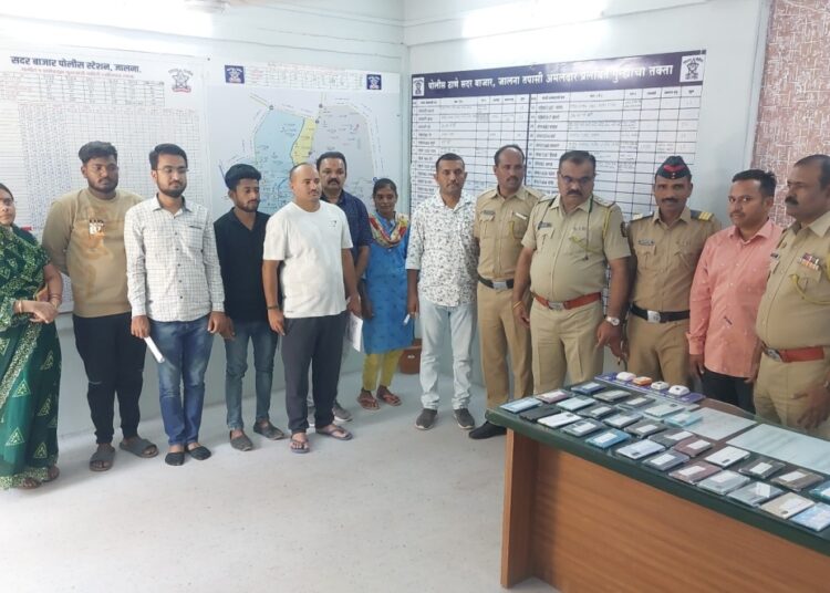 Video-हरवलेले मोबाईल शाधले; उप विभागीय पोलीस अधिकारी यांच्या हस्ते मोबाईल केले परत