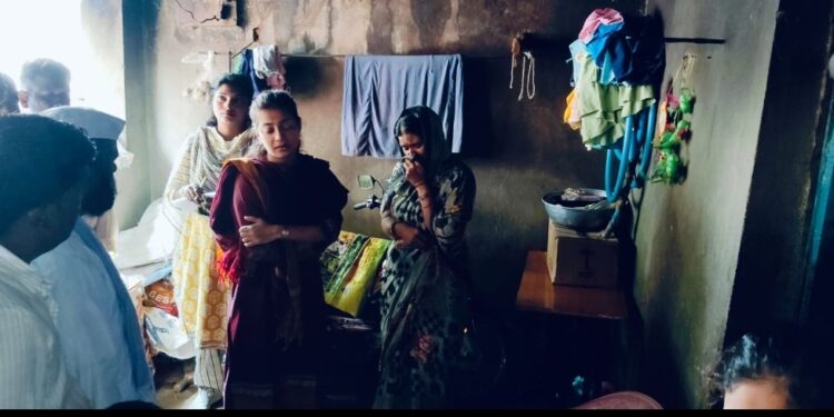 खासदार प्रणिती शिंदे यांनी घेतली विज पडून मृत पावलेल्या कुटुंबीयांची भेट