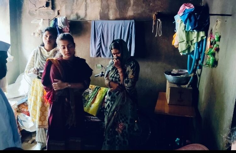 खासदार प्रणिती शिंदे यांनी घेतली विज पडून मृत पावलेल्या कुटुंबीयांची भेट