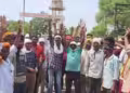 गावात स्मशानभूमी नसल्याने गावकऱ्यांनी थेट ग्रामपंचायत कार्यालय गाठलं; आवारातच मृतदेह दफन करण्याचा प्रयत्न