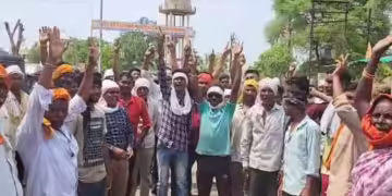 गावात स्मशानभूमी नसल्याने गावकऱ्यांनी थेट ग्रामपंचायत कार्यालय गाठलं; आवारातच मृतदेह दफन करण्याचा प्रयत्न