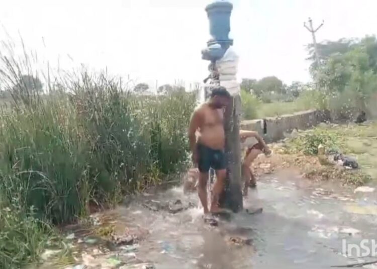 जालना शहराला पाणी पुरवठा करणार्‍या पाईपलाईनला काजळा फाटा येथे गळती; लाखो लिटर पाणी वाया