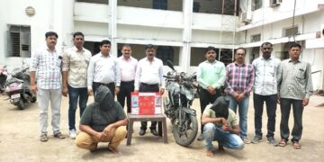 पोलीस असल्याचे भासवून शेतकर्‍यास लुटणार्‍या दोन भामट्यांना स्थानिक गुन्हे शाखेने घेतले ताब्यात; दोन वेगवेगळ्या ठिकाणाहून घेतलं ताब्यात