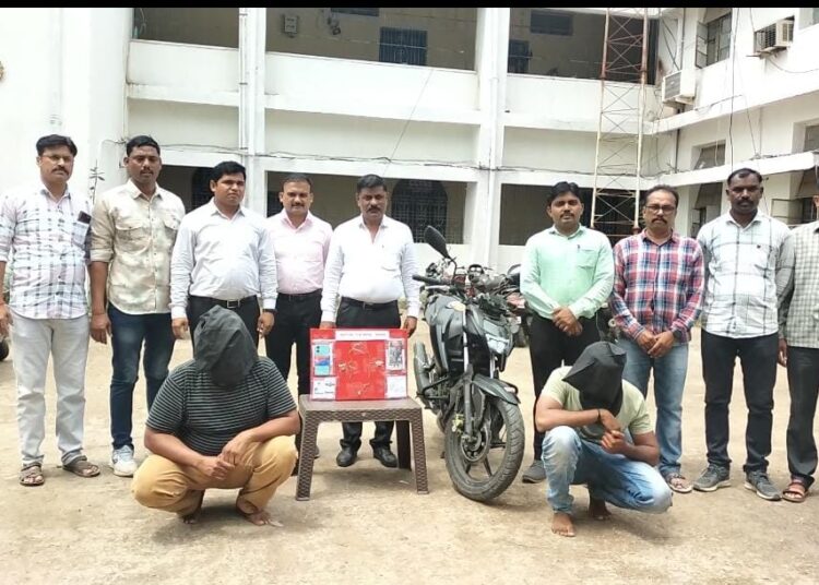 पोलीस असल्याचे भासवून शेतकर्‍यास लुटणार्‍या दोन भामट्यांना स्थानिक गुन्हे शाखेने घेतले ताब्यात; दोन वेगवेगळ्या ठिकाणाहून घेतलं ताब्यात