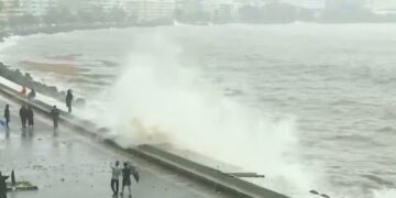 मुंबईत समुद्र खवळला… उंच लाटा, पावसाचा जोर वाढला