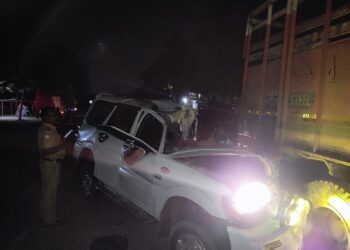 पिर पिंपळगाव पाटी जवळ स्कार्पीओ ची उभा असलेल्या ट्रकला धडक; 3 जण जखमी; महामार्गा पोलीसांची तात्काळ मदत