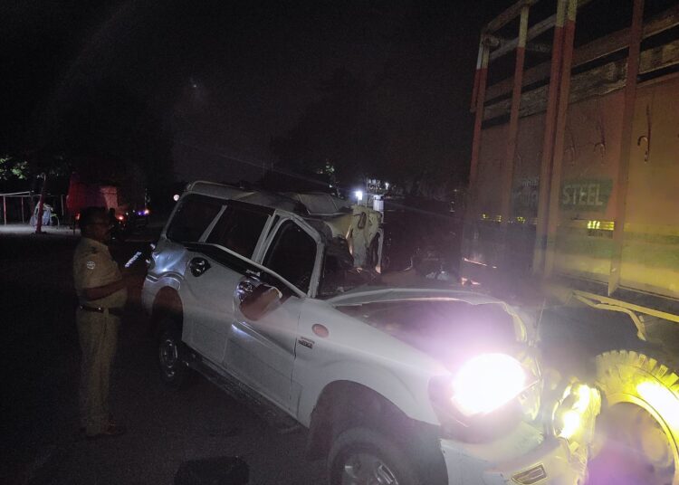 पिर पिंपळगाव पाटी जवळ स्कार्पीओ ची उभा असलेल्या ट्रकला धडक; 3 जण जखमी; महामार्गा पोलीसांची तात्काळ मदत