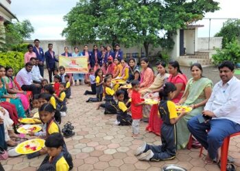 गुरु पौर्णिमेनिमित्त किंग्स इंग्लिश शाळेत विद्यार्थ्यांनी केली मातापित्यांची पुजा